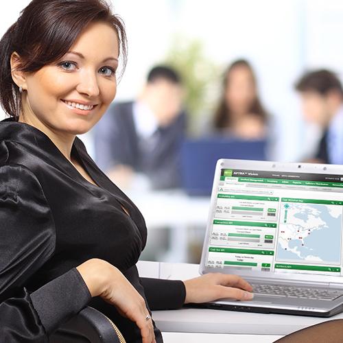 Personal Femenino utilizando plataforma de gestión bancaria